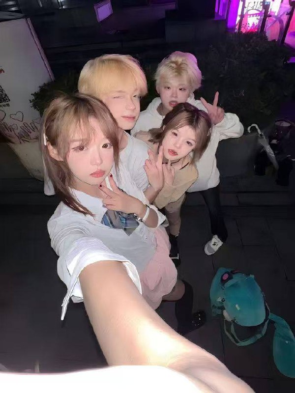 热传网红“夜巴黎”逼迫未成年进鱼缸感谢家人们投稿！热传网红“夜巴黎”逼迫未成年进鱼缸感谢家人们投稿！