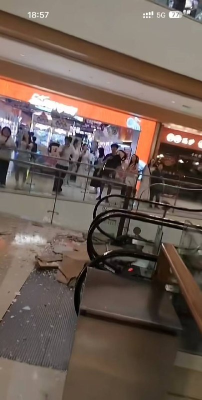 7月28，赣州-万象城...给所有人提个醒：以后逛商场不要只看美女帅哥，还要看看天花板...