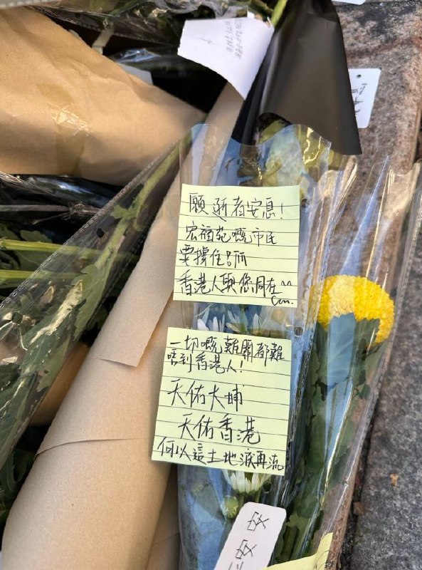 前来献花的香港市民们还在鲜花旁留下字条：“愿逝者安息