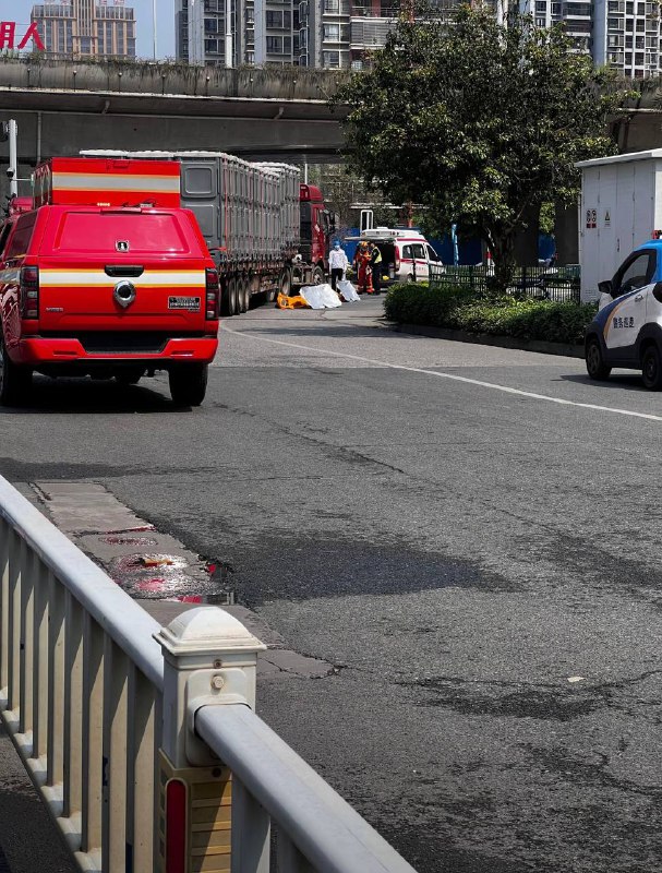 3月14日广西贵港凯旋新天地路口，凯旋国际小区附近发生严重交通事故，拉马拉松器材的大货车转弯造成3人不幸身亡，2名是骑行共享单车的女初中生