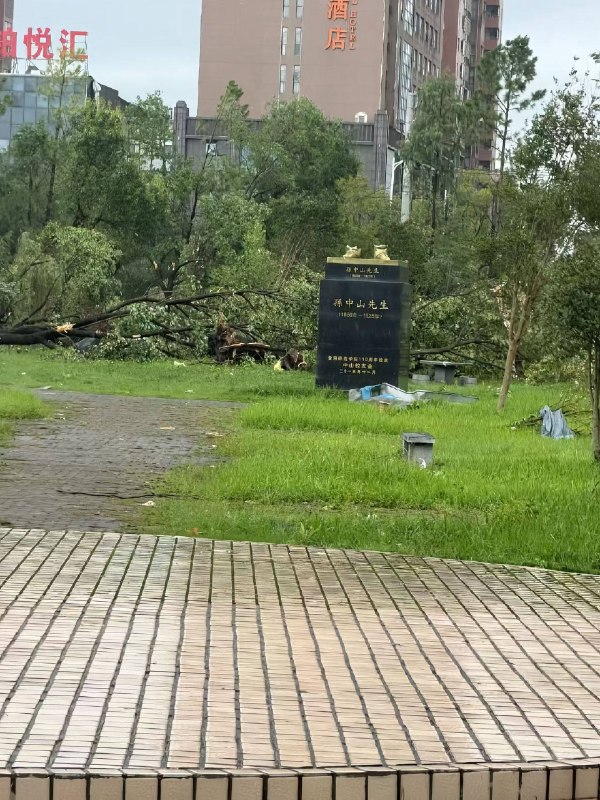 湖北黄冈师范学院里的孙中山雕像被龙卷风刮走了感谢 Group  投稿！湖北黄冈师范学院里的孙中山雕像被龙卷风刮走了感谢 Group  投稿！