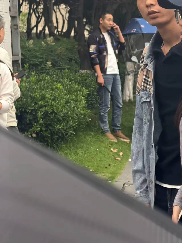 5月1日下午，四川成都天府四街，一男子开车在路上见人就撞，死了好几个，下车时手上还持着刀感谢 Group  投稿！5月1日下午，四川成都天府四街，一男子开车在路上见人就撞，死了好几个，下车时手上还持着刀感谢 Group  投稿！