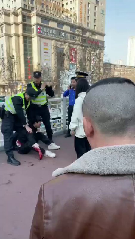 3月25日，陕西 #西安小寨 天桥发生一起持刀伤人事件