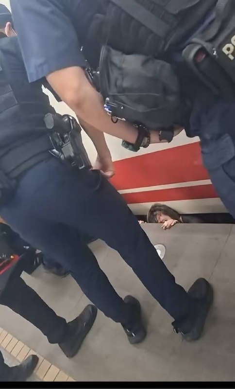 台湾台铁高雄站一女子欲跳轨😰感谢家人们投稿！台湾台铁高雄站一女子欲跳轨😰感谢家人们投稿！