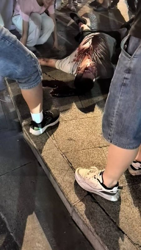 电瓶车挡道了，保时捷摁了一下喇叭，电瓶车男就破口大骂上去拍人家车窗，车主下车理论被暴打，被打之后电瓶车要跑路，汽车车主上去拦又被二次暴打，车主只能暂时躲避，电瓶车男这个时候二次想逃跑，汽车男二次阻拦并说报警，电瓶车男因现场人多逃跑无果脑羞成怒停车上前三次殴打汽车男，汽车男被逼急了操起路边的石板砸向电瓶车男头部，有视频为证感谢家人们投稿！电瓶车挡道了，保时捷摁了一下喇叭，电瓶车男就破口大骂上去拍人家车窗，车主下车理论被暴打，被打之后电瓶车要跑路，汽车车主上去拦又被二次暴打，车主只能暂时躲避，电瓶车男这个时候二次想逃跑，汽车男二次阻拦并说报警，电瓶车男因现场人多逃跑无果脑羞成怒停车上前三次殴打汽车男，汽车男被逼急了操起路边的石板砸向电瓶车男头部，有视频为证感谢家人们投稿！