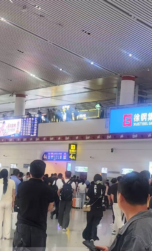 5月27，徐州东站...哎 年轻人 不知道遇到了什么过不去的坎…… 愿大家都安好🙏🏻感谢家人们投稿！5月27，徐州东站...哎 年轻人 不知道遇到了什么过不去的坎…… 愿大家都安好🙏🏻感谢家人们投稿！