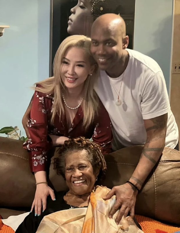 48岁的篮球巨星马布里正式官宣再婚，新娘是41岁的武汉歌手汪妤凌，成为地道的武汉女婿