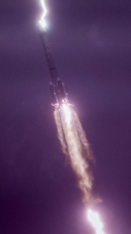 一道闪电击中了中国“长征-3B”火箭，这发生在火箭从四川卫星发射中心发射升空后的几秒钟