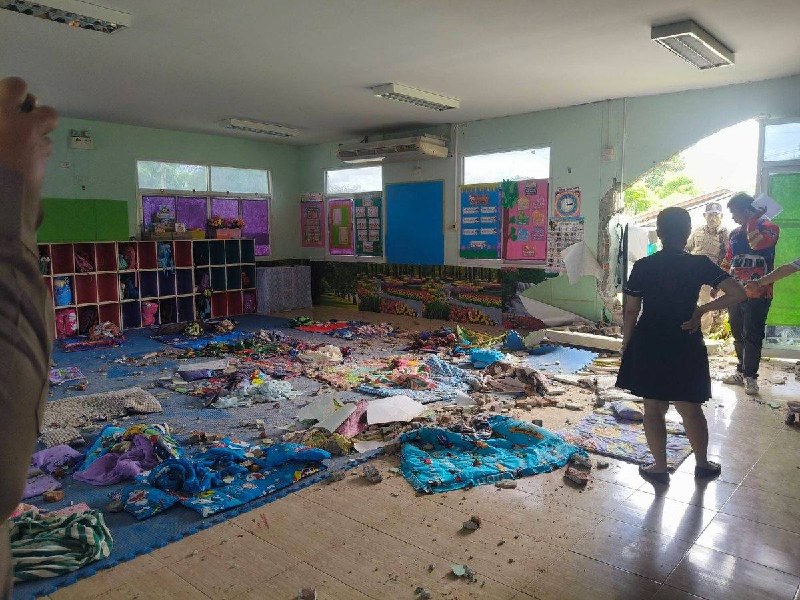 【简直是祸不单行，泰国校园枪击案发生后不久，北碧府一辆轿车失控撞入一家幼儿园导致18名幼儿受伤】感谢家人们投稿！【简直是祸不单行，泰国校园枪击案发生后不久，北碧府一辆轿车失控撞入一家幼儿园导致18名幼儿受伤】感谢家人们投稿！