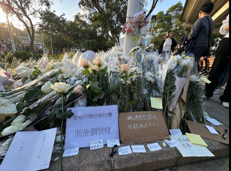 前来献花的香港市民们还在鲜花旁留下字条：“愿逝者安息