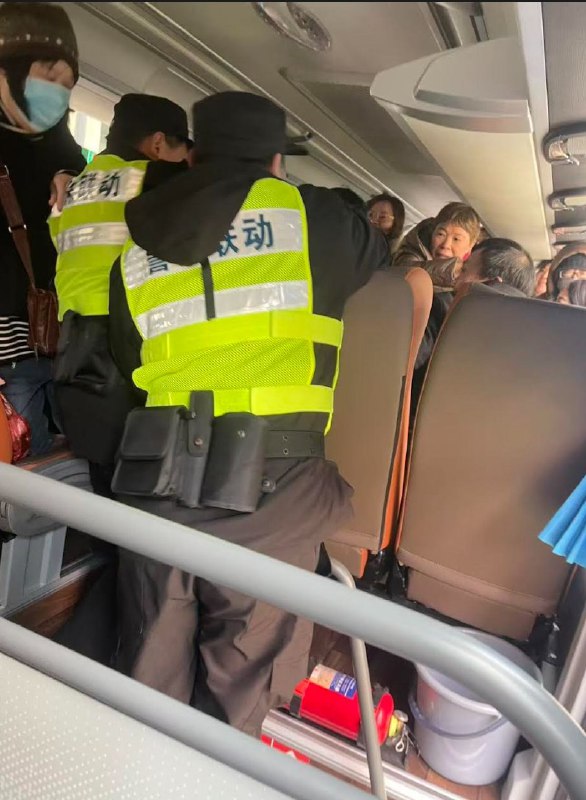 期间，海银暴雷受害者不甘受辱，拒绝被强制送往接待所（黑监狱），进行了激烈反抗#海银 #暴雷 #维权感谢家人们投稿！期间，海银暴雷受害者不甘受辱，拒绝被强制送往接待所（黑监狱），进行了激烈反抗#海银 #暴雷 #维权感谢家人们投稿！