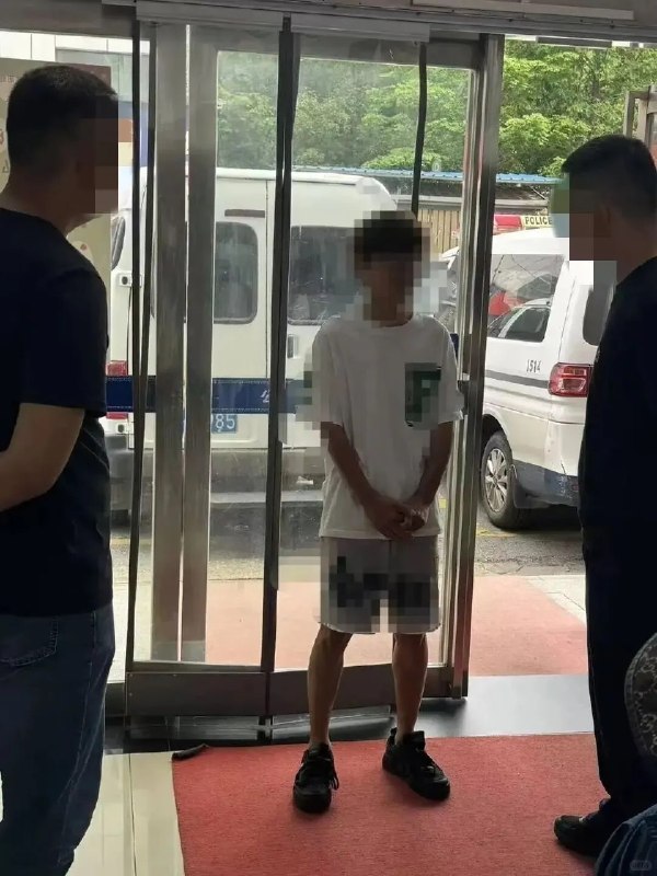 武汉一小区保安持续骚扰女业主及其未成年女儿，警方通报已行拘涉事男子6月11日前后，湖北武汉武昌区一名女业主称，自己和读初中的女儿长期遭到匿名短信骚扰