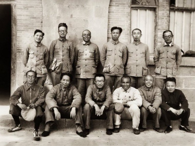 延安时期中共领导集体换妻/婚姻情况一览表毛泽东45岁娶24岁江青，结婚4次叶剑英结婚9次，夫妻年龄差60岁贺龙45岁娶26岁妻子，结婚5次朱德43岁娶17岁康克清，结婚6次刘伯承50岁娶27岁妻子，结婚6次陈毅36岁娶45岁妻子，结婚4次邓小平35岁娶25岁妻子，结婚5次彭德怀44岁娶19岁妻子，结婚3次聂荣臻39岁娶19岁妻子，结婚3次罗荣桓33岁娶24岁妻子，结婚3次徐向前35岁娶23岁妻子，结婚2次林彪35岁娶19岁妻子，结婚2次李富春35岁娶23岁妻子，结婚3次博古29岁娶19岁妻子，结婚2次陆定一40岁娶20岁妻子，结婚2次国军在前线浴血抗日，他们却在延安窑洞里换妻享乐…感谢家人们投稿！