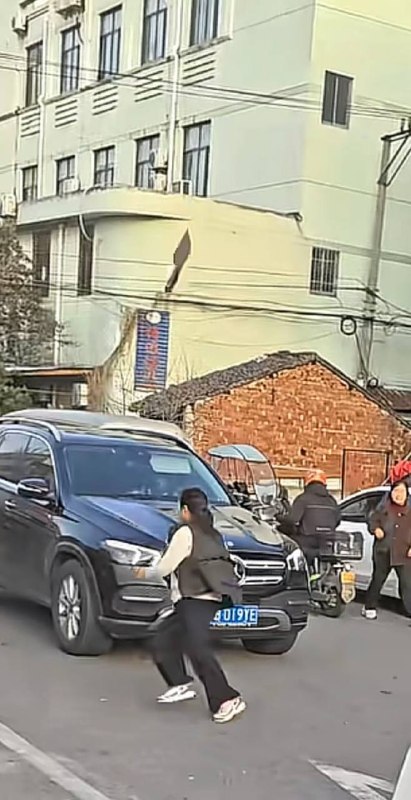 牛逼这都不怕误伤路人吗.....🤯感谢家人们投稿！牛逼这都不怕误伤路人吗.....🤯感谢家人们投稿！