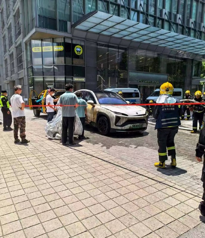 6月1日，上海腾飞大厦，蔚来汽车自燃起火🔥感谢 Group  投稿！6月1日，上海腾飞大厦，蔚来汽车自燃起火🔥感谢 Group  投稿！
