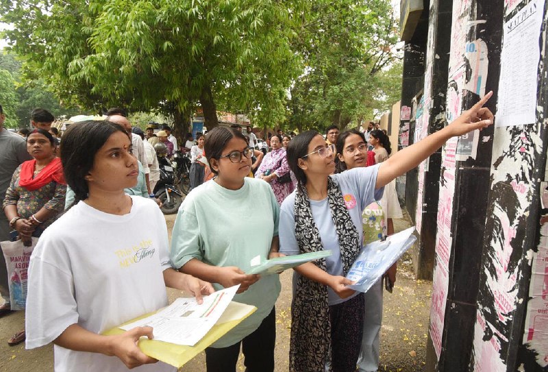 🇮🇳🎓 考试泄题引爆青年怒火，印度数千人抗议莫迪政府⠀印度各地数千名年轻人近日聚集在新德里，抗议医学院入学考试因疑似泄题被取消，并要求政府为长期存在的考试腐败、教育困境和青年失业承担责任