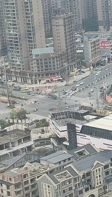 5月5，广西博白-汽车总站路口...生命那么脆弱，安全驾驶真的很重要感谢家人们投稿！5月5，广西博白-汽车总站路口...生命那么脆弱，安全驾驶真的很重要感谢家人们投稿！