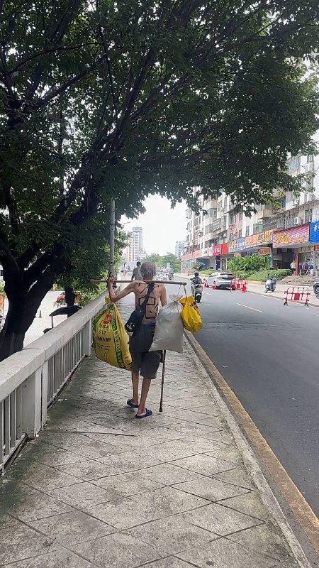大爷这是有多大的冤屈，前面后面刻的都是冤吖，让人看着挺心疼的感谢 Group  投稿！