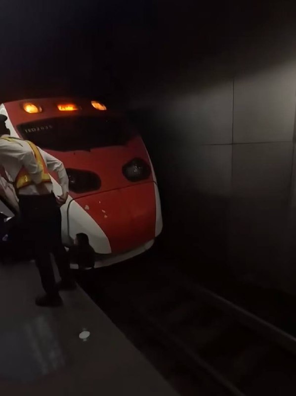 台湾台铁高雄站一女子欲跳轨😰感谢家人们投稿！台湾台铁高雄站一女子欲跳轨😰感谢家人们投稿！