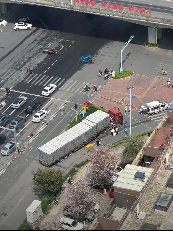 3月14日广西贵港凯旋新天地路口，凯旋国际小区附近发生严重交通事故，拉马拉松器材的大货车转弯造成3人不幸身亡，2名是骑行共享单车的女初中生