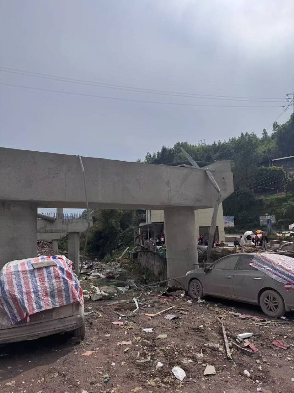 重庆 一 隧道 发生 #爆炸 致4人死亡感谢家人们投稿！重庆 一 隧道 发生 #爆炸 致4人死亡感谢家人们投稿！