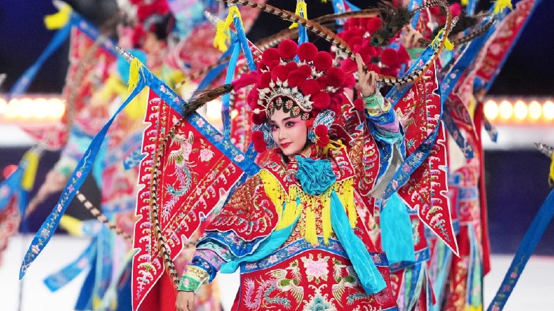 中国全国运动会开幕式的盛况丝毫不逊于奥运会，亮点包括从海底取出火炬、“飞翔”的海豚和敲钟的人形机器人#外国网民感叹太美了，太壮观了，不愧是世界之巅