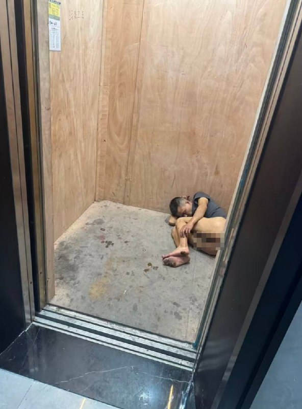 群友喝到断片，结果在电梯里没忍住…到处都是💩感谢家人们投稿！群友喝到断片，结果在电梯里没忍住…到处都是💩感谢家人们投稿！