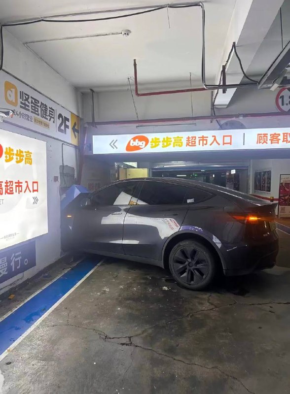 湖南，株洲步步高，特斯拉撞墙，这车子是真硬，车主没事