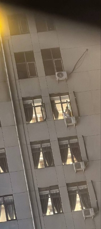 昨晚西港双狮一男子上头了要跳楼感谢家人们投稿！昨晚西港双狮一男子上头了要跳楼感谢家人们投稿！