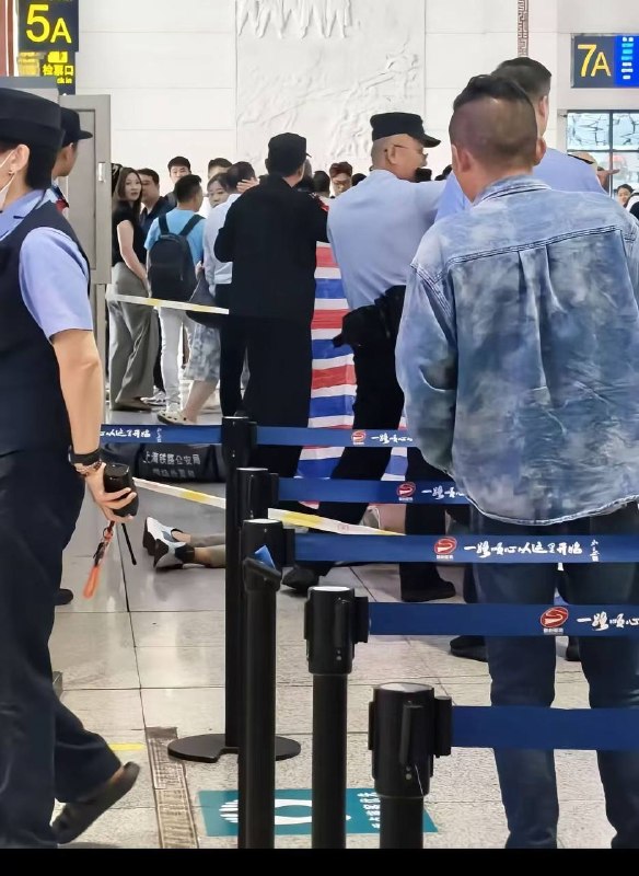 5月27，徐州东站...哎 年轻人 不知道遇到了什么过不去的坎…… 愿大家都安好🙏🏻感谢家人们投稿！5月27，徐州东站...哎 年轻人 不知道遇到了什么过不去的坎…… 愿大家都安好🙏🏻感谢家人们投稿！
