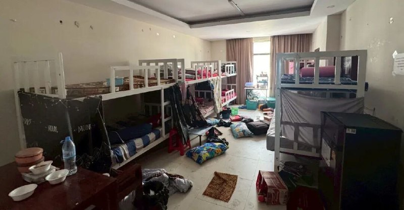 #泰国 边境电诈窝点竟发现“多国警察局”！泰国军方在今日在素林府——泰国军警在素林府甲春县的崇宗-奥斯马赫永久边境口岸进行电诈窝点检查时，发现大量布置成其他国家警察局和政府机构模样的房间