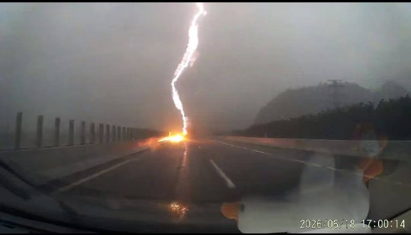 车子是不是遭 雷击 了？感谢家人们投稿！车子是不是遭 雷击 了？感谢家人们投稿！