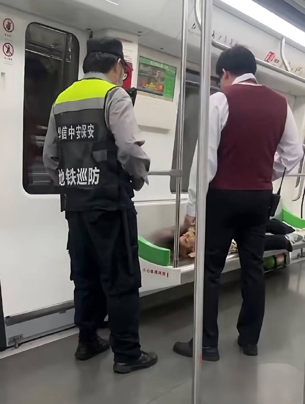 南宁 #地铁 飞机哥 南宁 地铁一车厢内一黄毛当众 #打飞机 #主人的任务11月15日 目前警方已介入