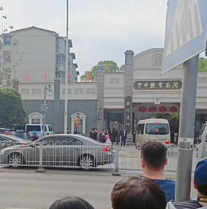 #马英九 在母亲的母校参观