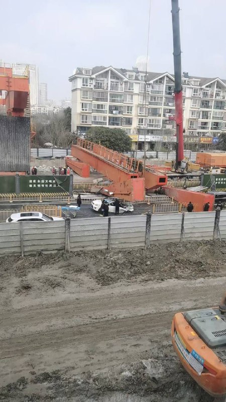 祸从天降！1人身亡，车主受伤！🙏2月1日，武汉江岸区后湖大道，路边施工的大型红色钢结构突然倒塌，瞬间砸中一辆行驶中的白色轿车