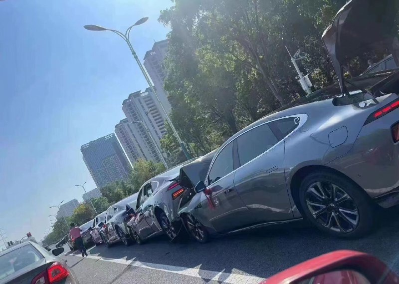 本是同根生,相煎何太急！据说集体开了辅助驾驶.......形同虚设恭喜您成为尊贵的小鹏SB车主#小鹏汽车本是同根生,相煎何太急！据说集体开了辅助驾驶.......形同虚设恭喜您成为尊贵的小鹏SB车主#小鹏汽车