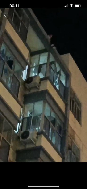 9月12早上8点，长沙 #比亚迪 工厂，22岁男子在宿舍 #猝死9月17日父母接受不了打击要跳楼9月20日家属来比亚迪工厂门口维权，整天一言不发没有表情不吃不喝9月12早上8点，长沙 #比亚迪 工厂，22岁男子在宿舍 #猝死9月17日父母接受不了打击要跳楼9月20日家属来比亚迪工厂门口维权，整天一言不发没有表情不吃不喝