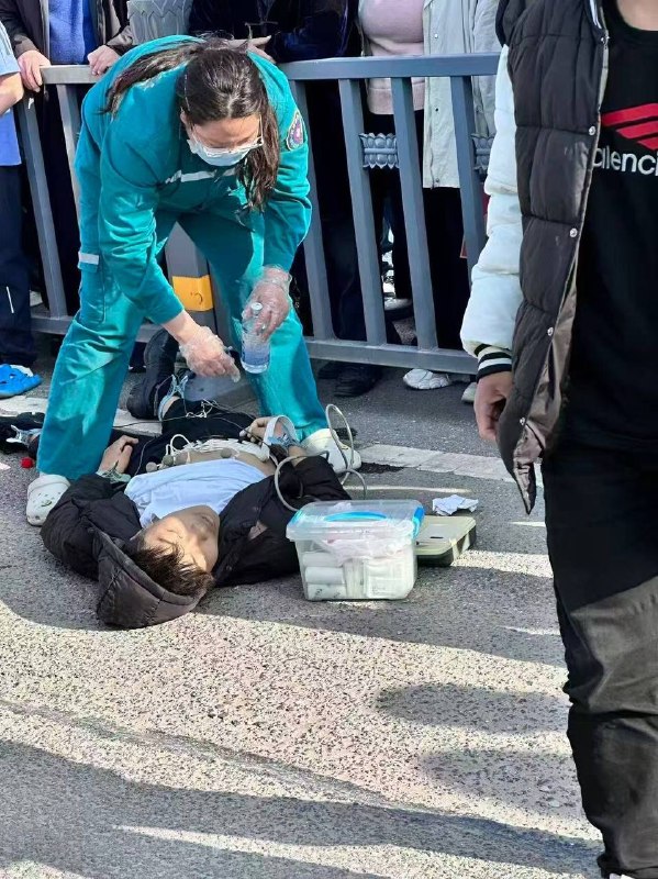 3月28日下午，河南项城人民公园附近，14岁未成年男孩持刀杀人 #项城 #刀仔感谢 Group  投稿！3月28日下午，河南项城人民公园附近，14岁未成年男孩持刀杀人 #项城 #刀仔感谢 Group  投稿！