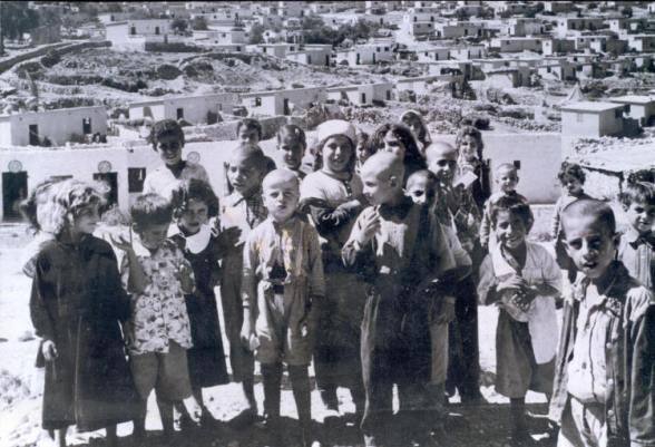 #哈马斯这帮人都出生在Khan Yunis难民营Khan Younis是一个巴勒斯坦🇵🇸难民营，位于汗尤尼斯省，就在汗尤尼斯市以西，加沙地带南部地中海海岸以东两公里处