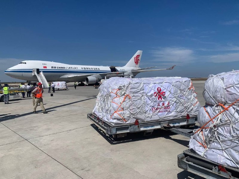 中国 紧急 援助 柬埔寨 物资 又到了今天（2025 年 12 月 28 日）上午 11 点，中国国际航空的波音 747-4FTF（400F）货机 CAO10903 （注册号 B-2475） 降落在甘达尔省德乔国际机场