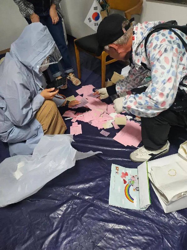 “韩国全国地方选举涉嫌舞弊，爆发大规模韩国公民抗议”6月3日，占领韩国首尔蚕室投票所的民众意外发现，投票箱内出现了被撕毁的选票韩国市民据此质疑执政党（共同民主党）存在做票嫌疑