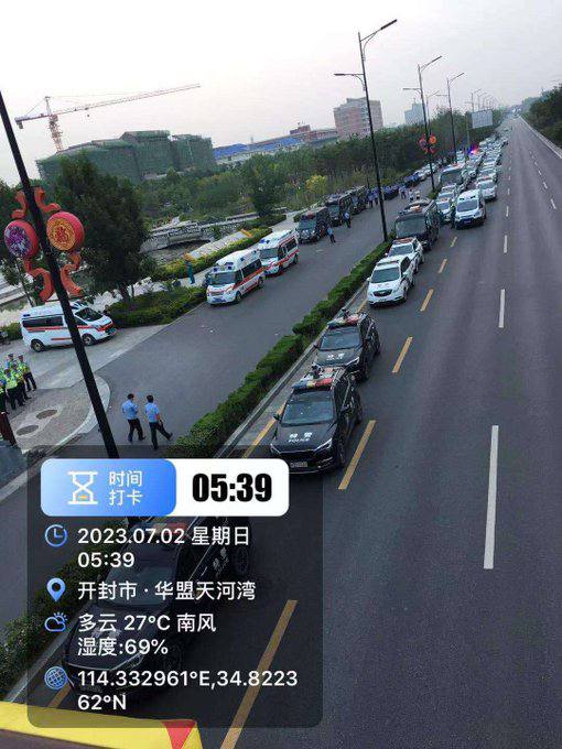 7月2日清晨，河南开封 河南村镇银行储户再次抗议示威讨要存款 据悉，这批储户遭到非法冻结银联卡活期存款已有15个月