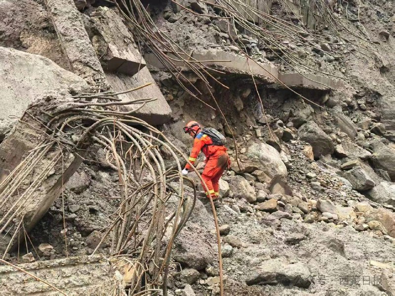西藏吉隆口岸大楼只剩钢筋骨架8月29日清晨，应急管理部、国家消防救援局调派的中国救援队四川省消防救援总队成都陆地搜救重型队，持续在吉隆口岸泥石流灾害现场开展废墟搜寻