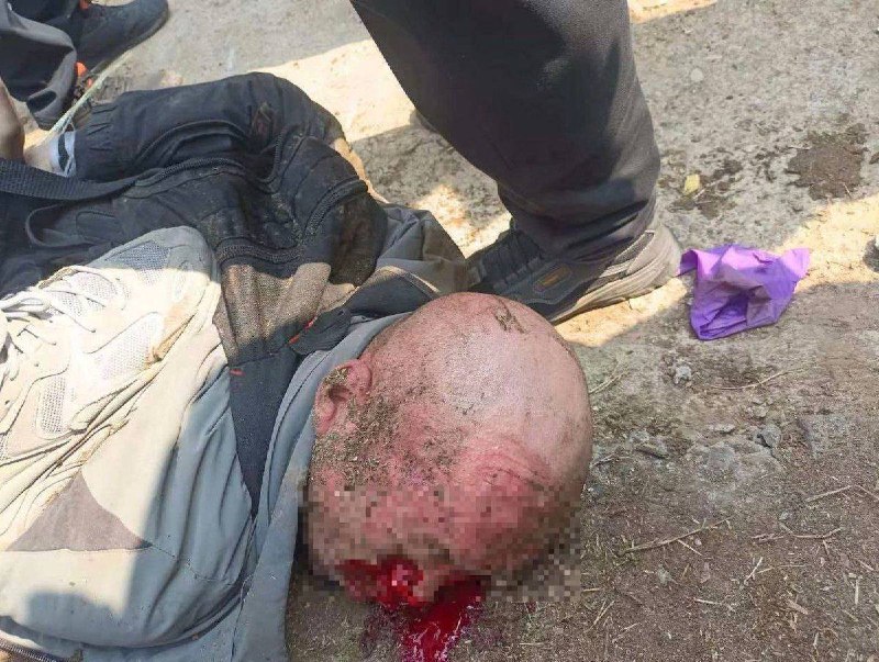 补充！3月29日中午12点，北京房山韩河村，大韩继大集报复社会事件！ #房山 #献忠  #大韩继铲车司机被群众从铲车拉出、胖揍一顿后，被群众踩在脚下～补充！3月29日中午12点，北京房山韩河村，大韩继大集报复社会事件！ #房山 #献忠  #大韩继铲车司机被群众从铲车拉出、胖揍一顿后，被群众踩在脚下～