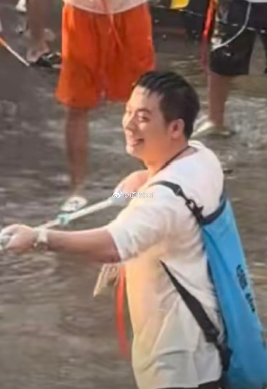 4月14日，云南西双版纳景洪市泼水节现场，一汽车车门及后备箱被人拉开，多人向内喷水！女子表示，多人向内喷水时自己父母坐在车内，全身被淋湿