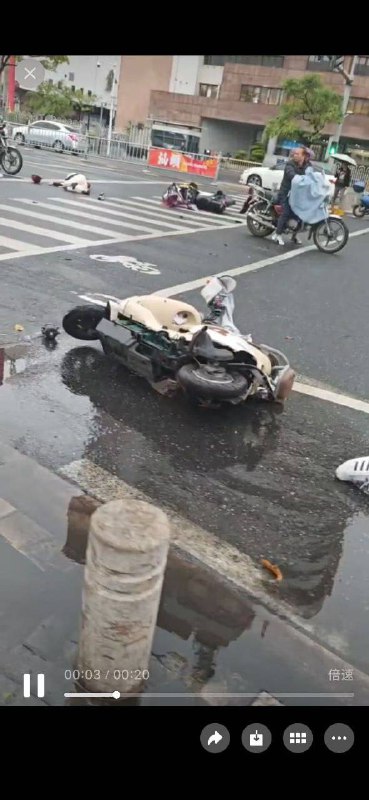 汕头 金沙公园 #车祸 #撞人汕头 金沙公园 #车祸 #撞人