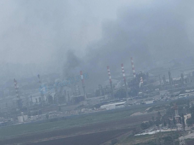 ‼️ 🇮🇷以色列石油化工厂遭伊朗袭击：海法市发生大火并停电▪️ 以色列当局证实，伊朗导弹击中了海法市的一家炼油厂