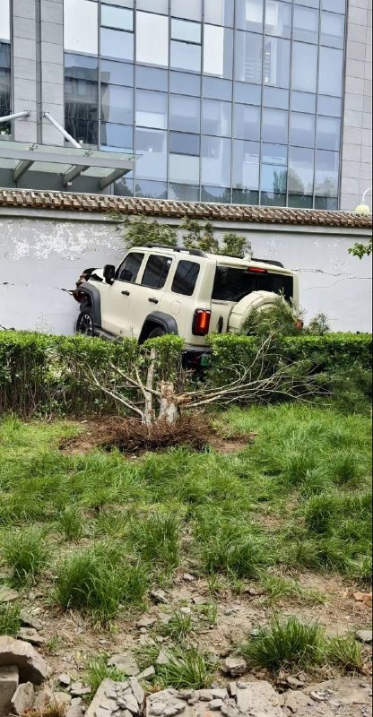 北京阜成路，失控的坦克300感谢家人们投稿！北京阜成路，失控的坦克300感谢家人们投稿！
