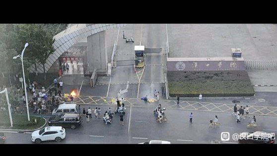 “我来帮学校改革”🥲近日，#武汉 汉口学院，因学校强制大四学生实习但是之后以各种理由不给工资，一名大四学生最终选择从7楼跳下