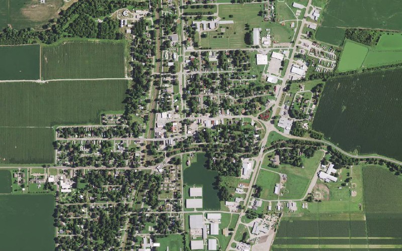 强风暴及龙卷风（飓风）袭击了美国密西西比州、阿拉巴马州和得克萨斯州，摧毁大量建筑物，电力中断，造成几十人死亡，美媒公布的航拍视频显示：受灾最严重的密西西比州罗灵福克镇，大量房屋变成废墟，树干被折断，车辆被掀翻，整个小镇几乎被夷为平地